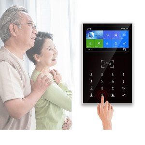 Alarm GSM WiFi PG109T LCD 4 , 3 cale Tuya Smart – panel sterujący i ręka klikająca na klawiaturę